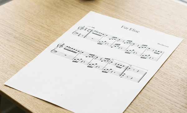 Tradycyjne skomplikowane nuty na pięciolinii